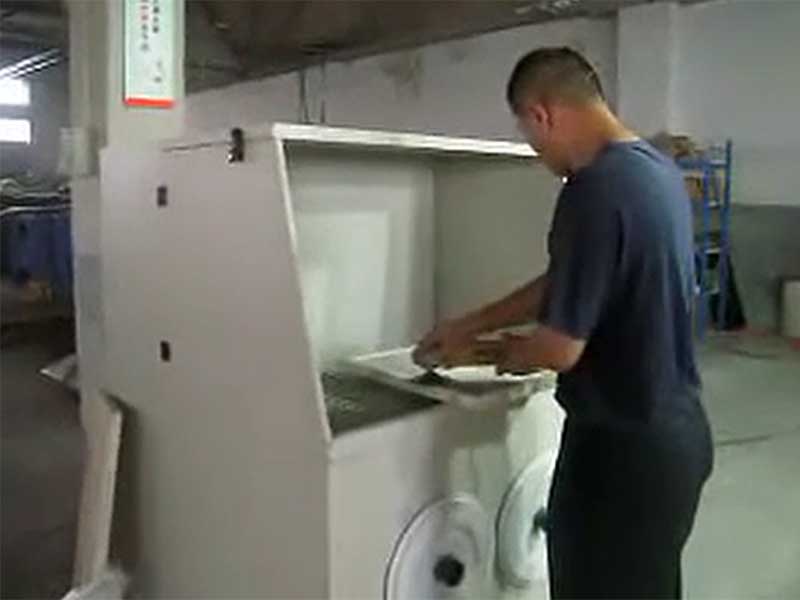Grinding table dust removal